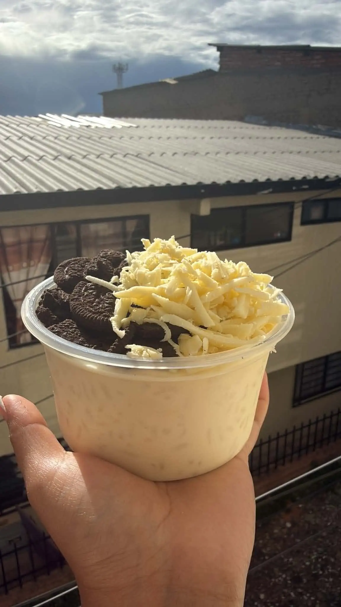 Galleta oreo con queso rayado